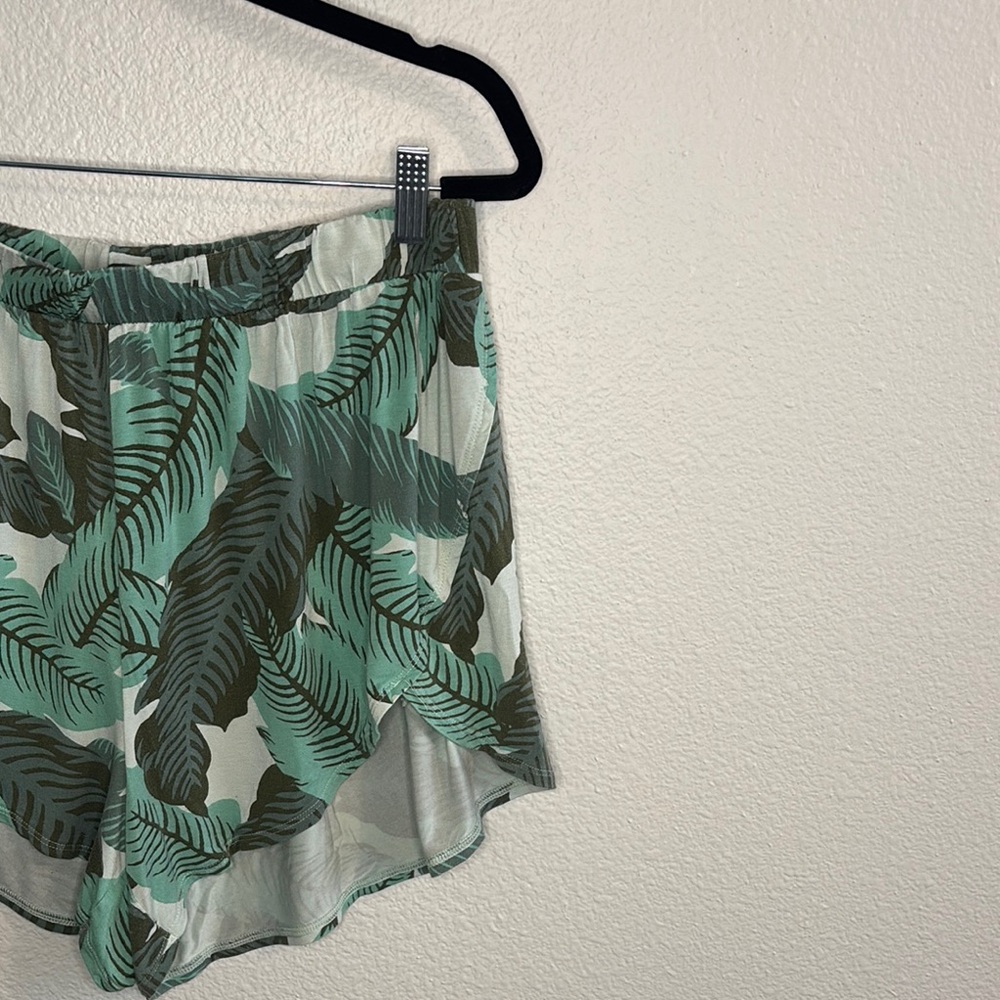 Tropical Leaf Print Women's Shorts